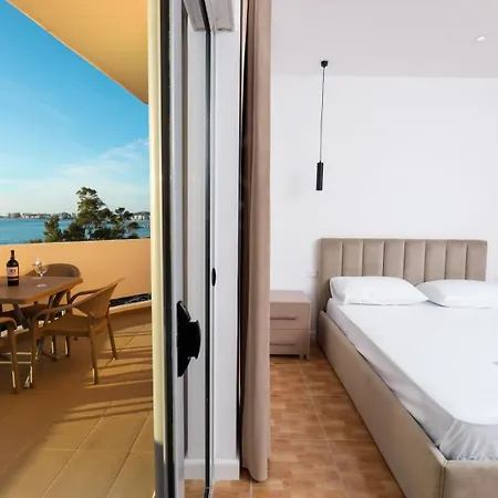 Apartment Ej Beachfront Luxury